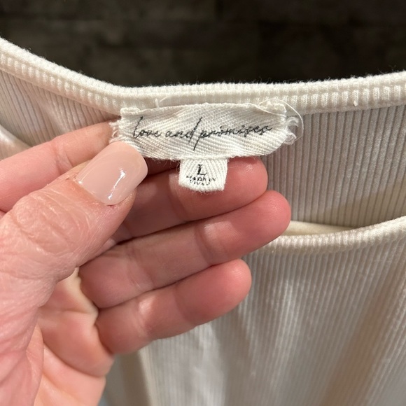 Love and Promises - Cold Shoulder Ribbed Long-Sleeve White Sweater Size Large - Picture 4 of 7